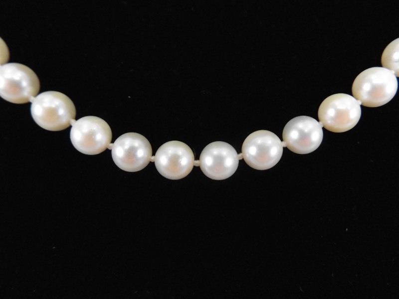 lot 52 image: 14k White Gold 22 Cultured Pearl Necklace