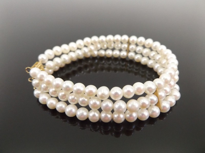 lot 54 image: 14k Yellow Gold Cultured Pearl Bracelet
