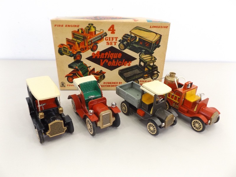 lot 4 image: RARE MINT Cragstan Tin Litho Friction Car Gift Set
