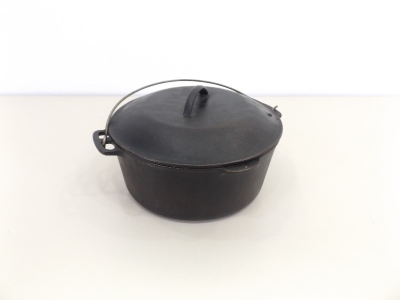 lot 6 image: Vintage Cast Iron Wagner Ware 10 Dutch Oven with Lid