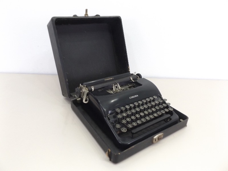 lot 9 image: Vintage Corona Standard Floating Shift Typewriter in Case