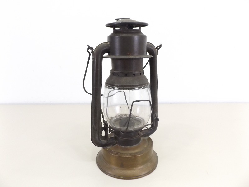 lot 18 image: Vintage Brass Base Farwell, Ozmun, Kirk Lantern