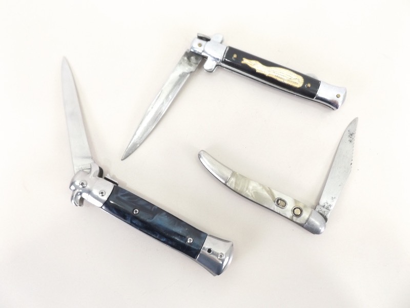 lot 31 image: Lot of Automatic Push Button, etc. Folding Knives
