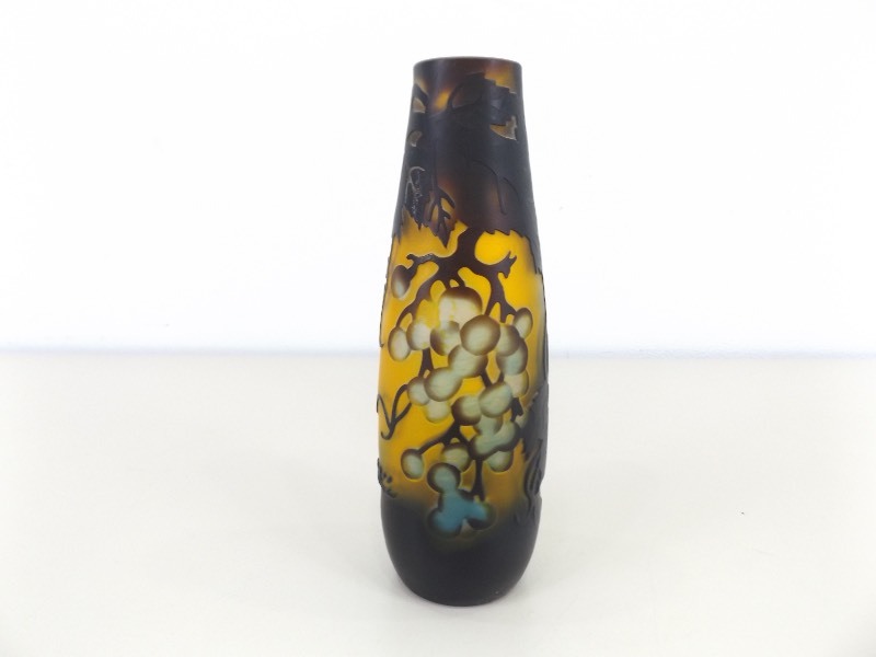lot 74 image: Emile Galle Cameo Art Glass Vase