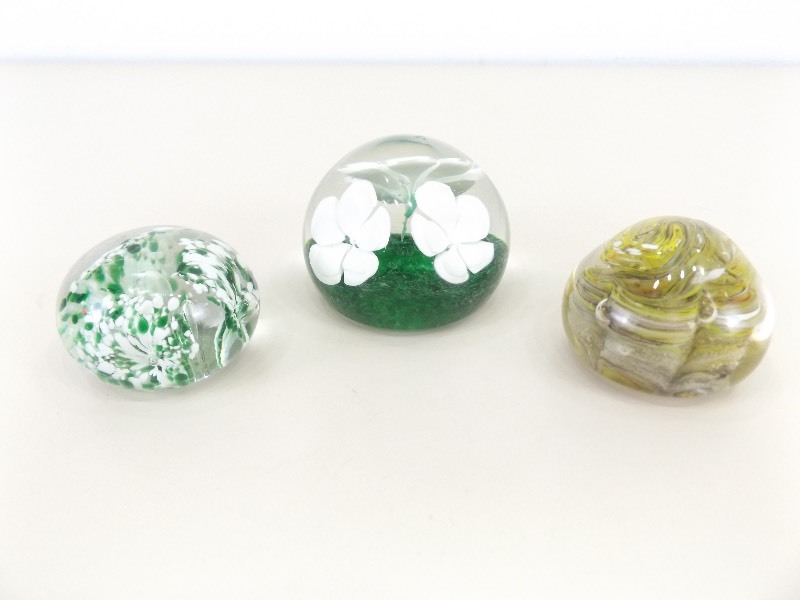 lot 78 image: 3 Murano Art Glass Paperweights