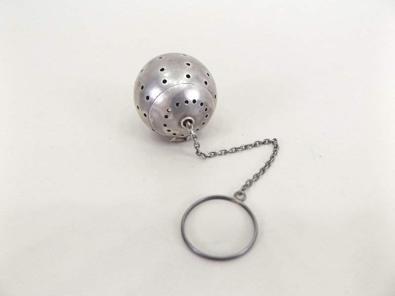 lot 50 image: Antique .925 Sterling Silver Tea Infuser