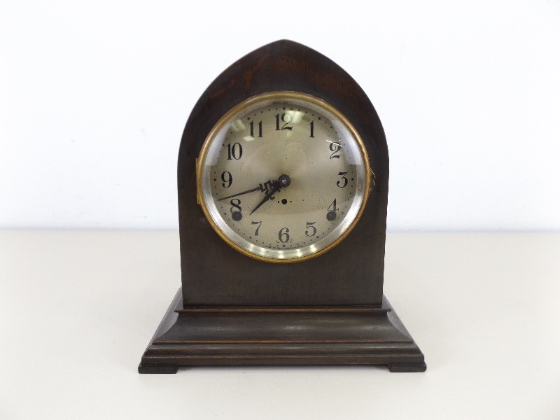 lot 21 image: WORKING Antique Seth Thomas Wood Mantle Clock with Key