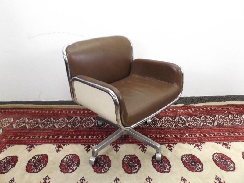 lot 84 image: Mid Century John Stuart Inc. Swivel Desk Chair on Casters 