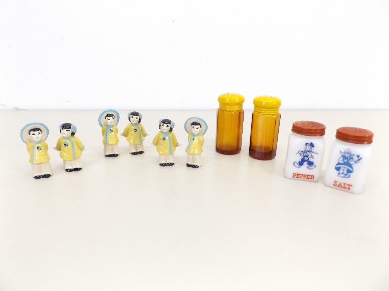 lot 98 image: Vintage Ceramic Art Studios, etc. Salt and Pepper Shakers