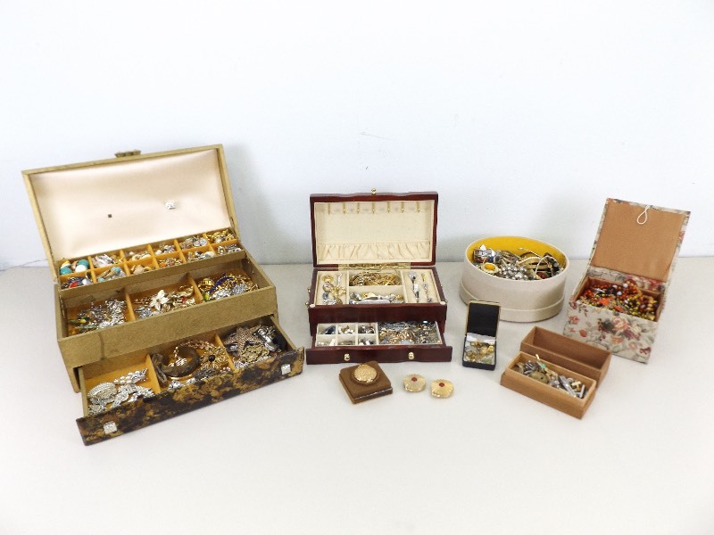 lot 69 image: Large Lot of Costume Jewelry