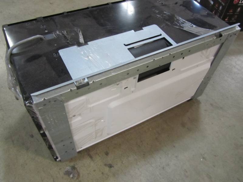 lot 40 image: MAGIC CHEF 1.6 CU. FT. OVER THE RANGE MICROWAVE IN BLACK - DOES NOT WORK