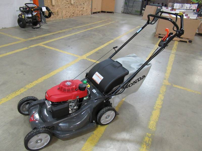 lot 13 image: Honda GCV190 21 in. Variable Speed Walk Behind Gas Self Propelled Mower