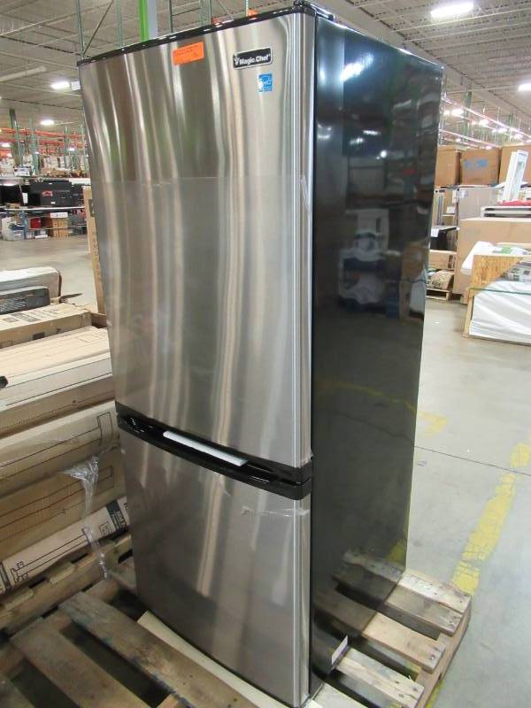 lot 16 image: Magic Chef 23.8 in. W 9.2 cu. ft. Bottom Freezer Refrigerator in Stainless