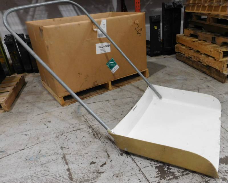 lot 15 image: Sno Pusher Shovel - 29 x 26
