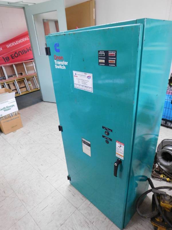 lot 21 image: Cummins Onon Transfer Switch - 25(w) x 53.5(h) x 16(d)