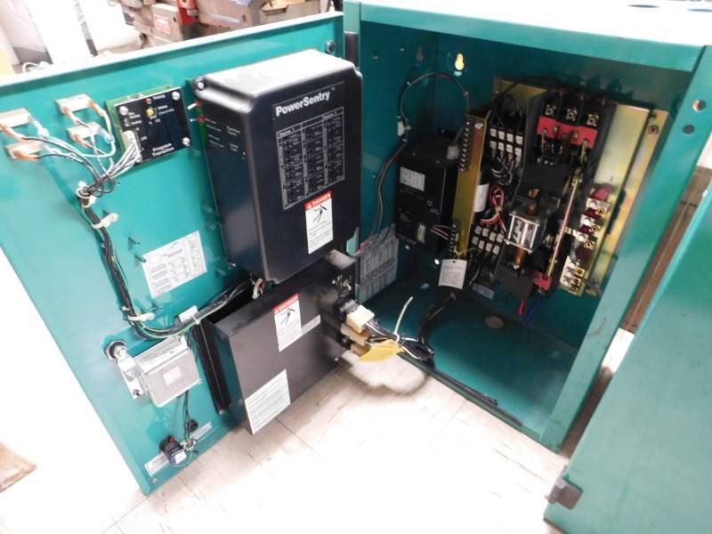 lot 25 image: Cummins Onon Transfer Switch - 20.5(w) x 27(h) x 12(d)