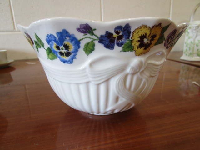 lot 304 image: BELLEEK FINE IRISH PORCELAIN BOWL