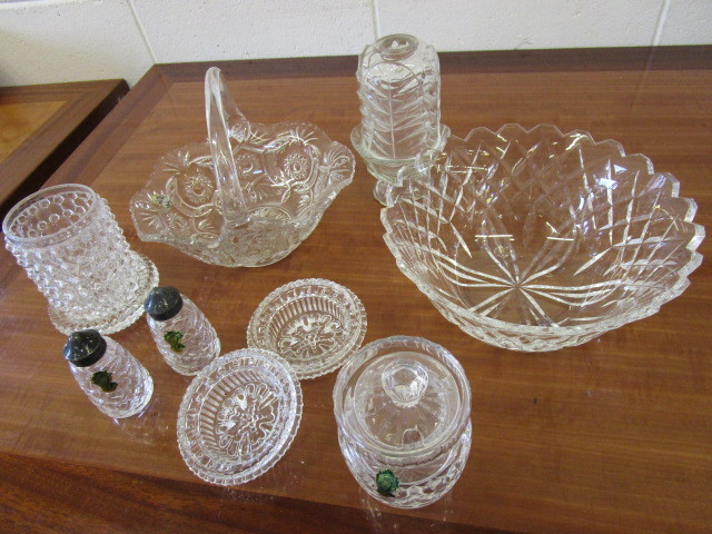 lot 343 image: LOT OF HANDCRAFTED WATERFORD CRYSTAL, FENTON GLASS AND ASSORTED CRYSTAL