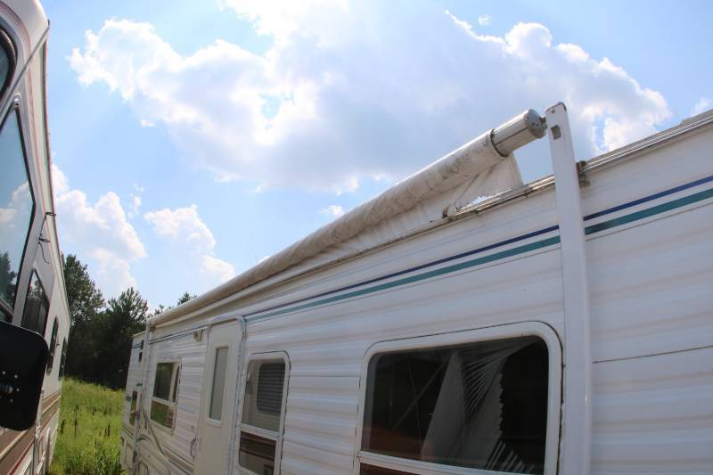 lot 0014 image: 2000 Dutchmen 30BH Travel Trailer