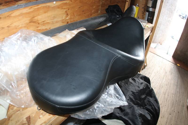 lot 0007 image: Harley Dyna Tallboy Lowrider Super Glide Fat Street Bob seat 51471-06