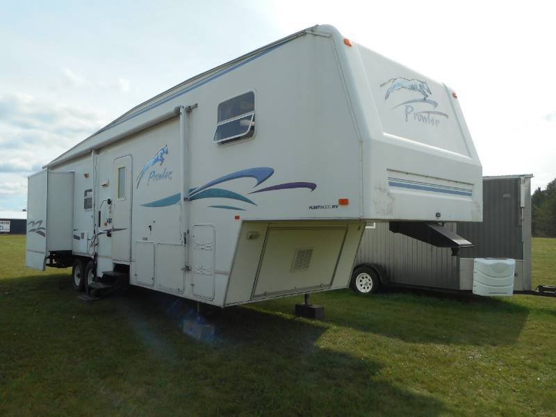 lot 2 image: 2000 Fleetwood Prowler 5th Wheel Camper
