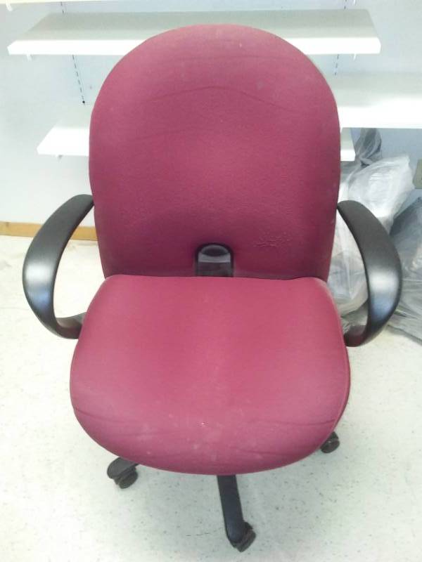 lot 4 image: Office chair - working Hydraulics, 5 wheels, cloth.