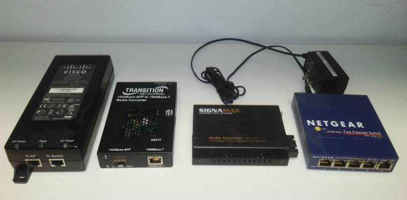 lot 13 image: 4 electronic accessories. Netgear,  Signamax , Cisco