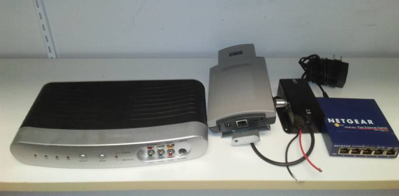 lot 14 image: 4 electronic accessories Netgear Cisco Aironet Phillips