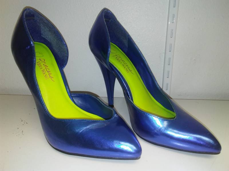 lot 19 image: Vera Wang Princess Pumps