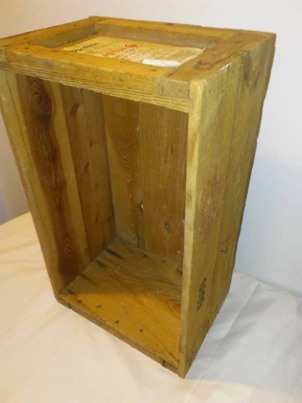 lot 23 image: Wood crate -