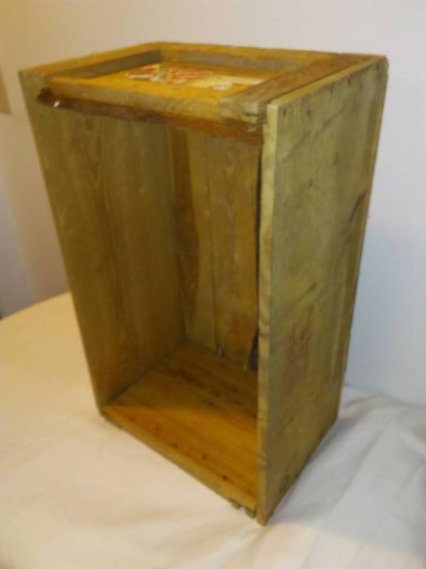 lot 24 image: Wood crate -