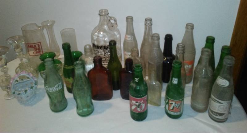 lot 41 image: Vintage pop bottles and more. Coke, Pepsi, squirt, 7Up and more.