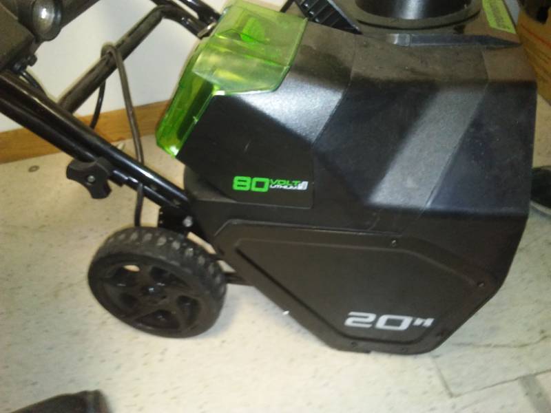 lot 52 image: Battery snow thrower Greenworks Pro.