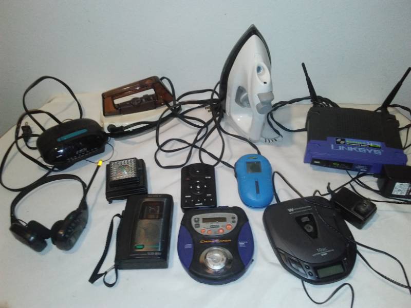 lot 70 image: 11 - electronic small appliances. Sirius, Sony, Linksys.