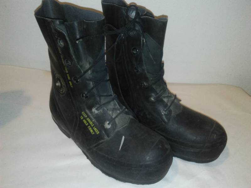 lot 75 image: Bunny boots by Bata. Size 10