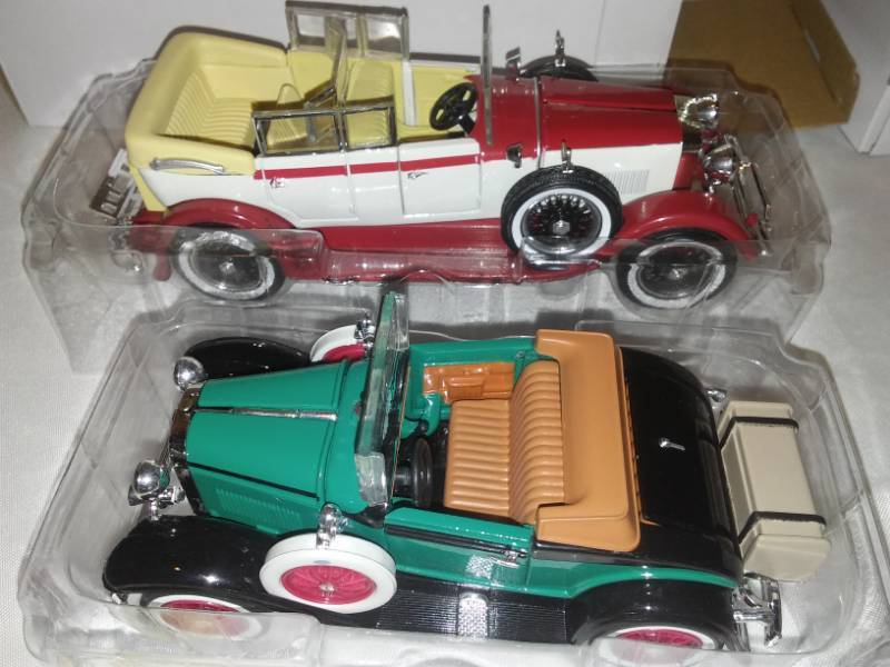 lot 155 image: 2 cars 1929 Lincoln limousine, 1929 Ford Model A Cabriolet.
