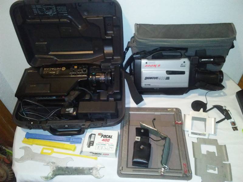 lot 187 image: Hitachi, model 5350A movie camera. Signature 2000 Zoom 8 movie camera.