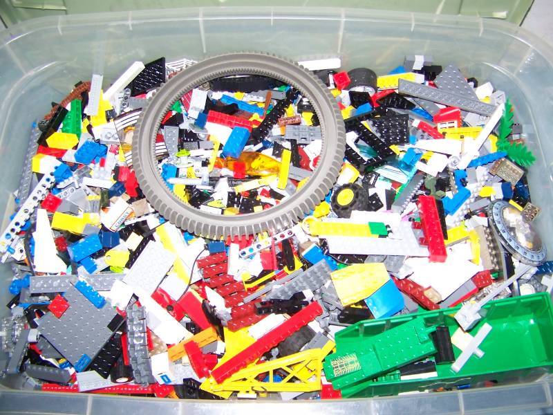 lot 82 image: Large Plastic Bin of Lego  Legos Parts and Pieces