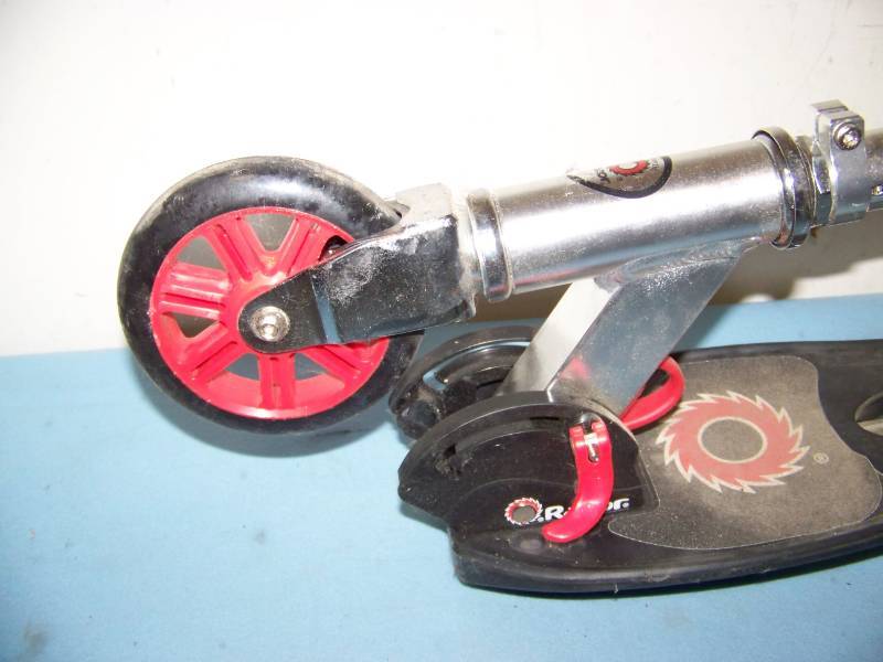lot 97 image: Kids Razor Scooter and Ripstik Skateboard