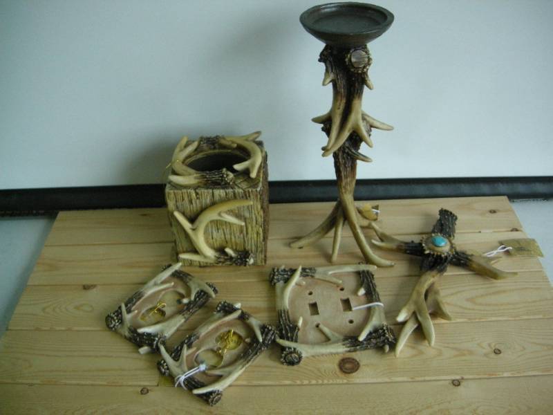 lot 6 image: Antler Decor