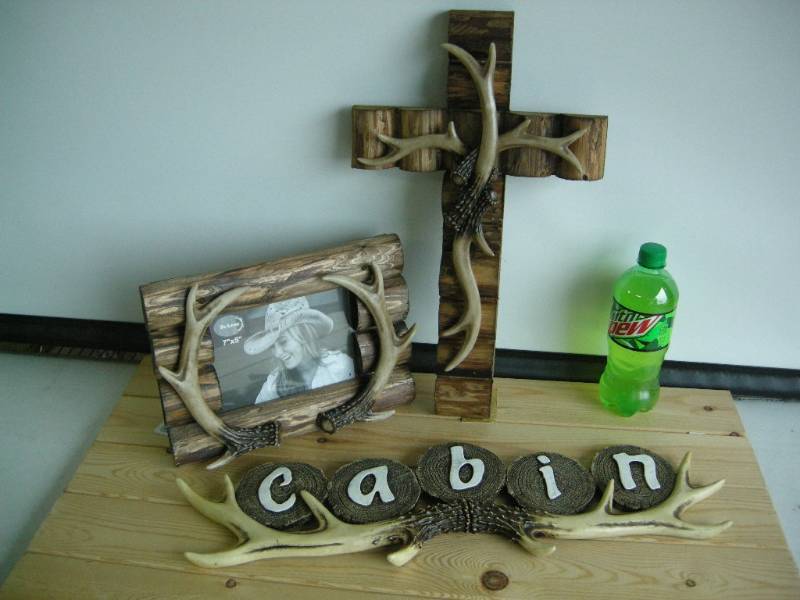 lot 7 image: Antler Cabin Cross, Photo Frame, Decor