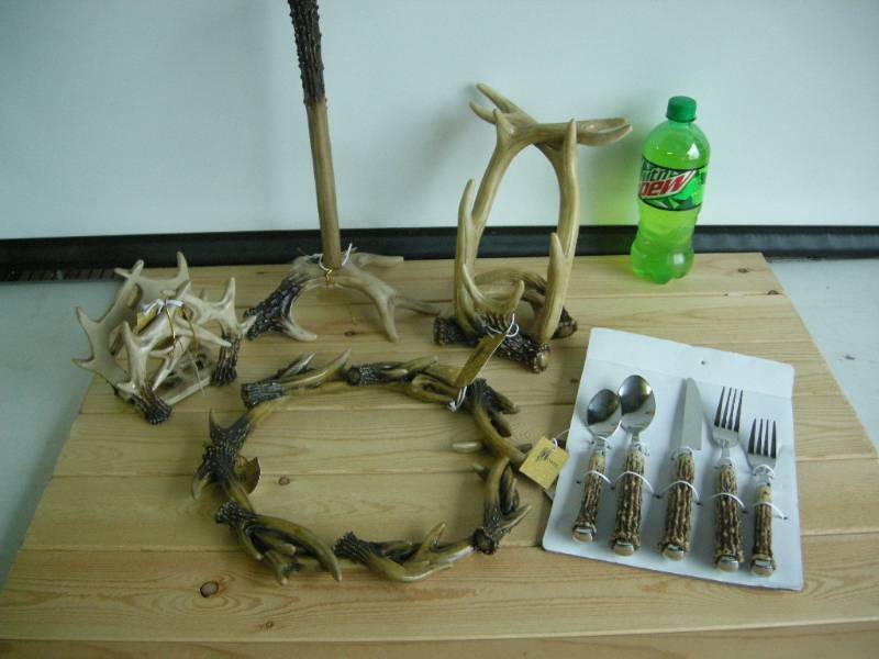 lot 8 image: Antler Cabinwares, Decor