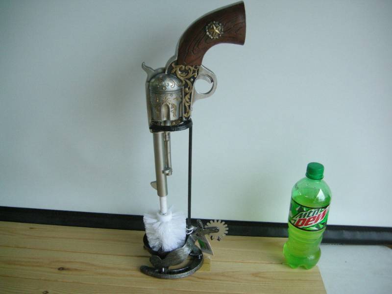 lot 18 image: Western Pistol Toilet Brush