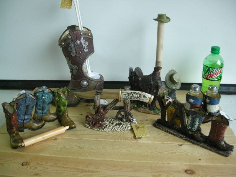 lot 19 image: Western Cowboy Decor