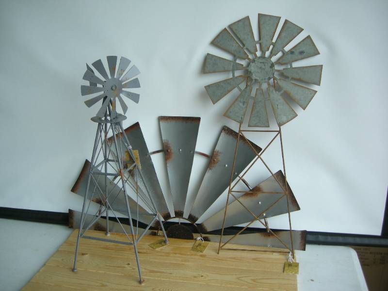 lot 22 image: Metal Windmill Decor