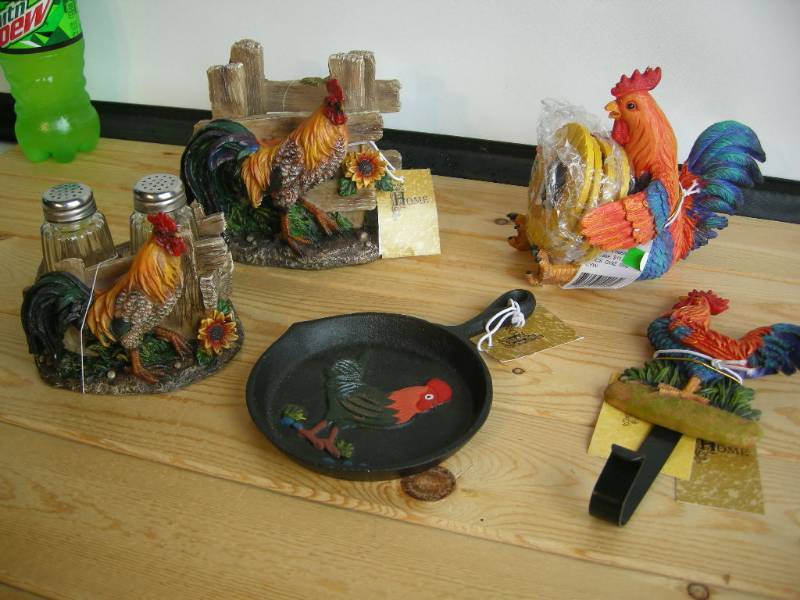 lot 23 image: Rooster Decor