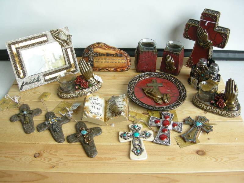 lot 25 image: Western Look Christian Decor