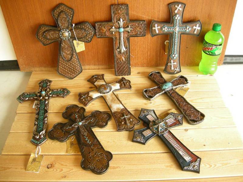 lot 35 image: Western Look Crosses