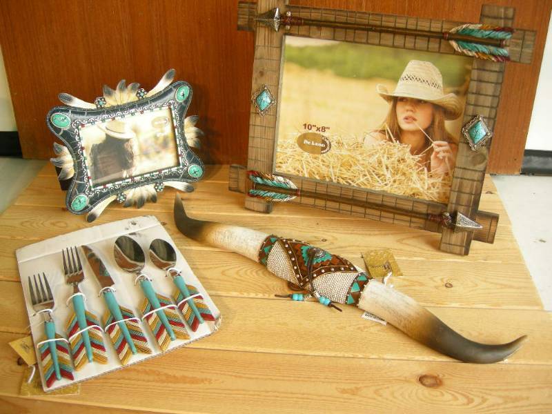 lot 38 image: Southwest Arrow Look Decor