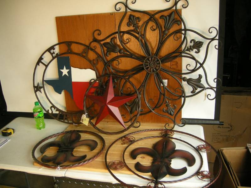 lot 42 image: Circle Hanger Decor